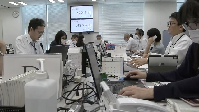 Brokers bombarded with calls from investors as Nikkei tumbles