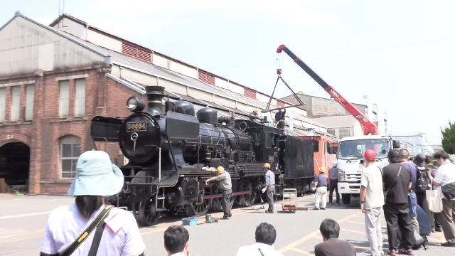 Fans gather to see over 100-year-old steam locomotive