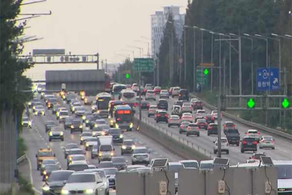 Highways Congested as Travelers Set Sights on Holiday Destination