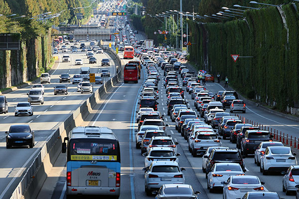 35 Million Cars Out on Roads Nationwide during Chuseok Thanksgiving Holiday