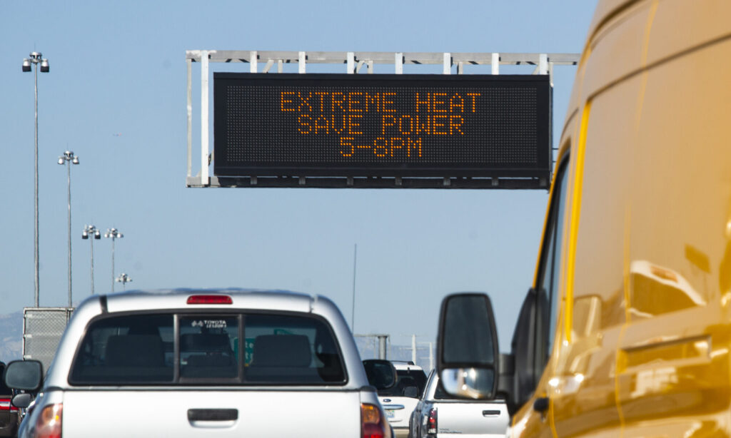 Extreme heat signage as seen on the US 95 freeway in Henderson during an excessive heat warning on Wednesday, Sept. 7, 2022. (Daniel Clark/The Nevada Independent).