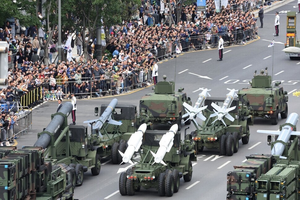 Air, sea and ground wings of South Korea’s armed forces take part in a major military parade through downtown Seoul on Oct. 1, 2024, to mark Armed Forces Day. (Kim Bong-gyu/Hankyoreh)