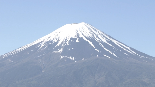 Town with Mt. Fuji photo-op spot takes another step to curb tourists