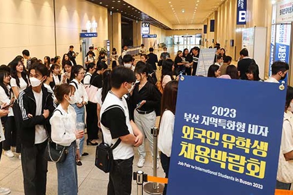 Data: No. of Foreign Workers, Students Sharply Rise in 2023