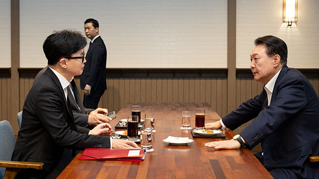 Pres. Yoon Holds Private Meeting with Ruling Party Chief