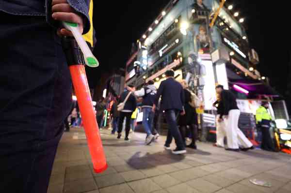 Interior Minister Inspects Dense Areas in Seoul in Preparation for Halloween