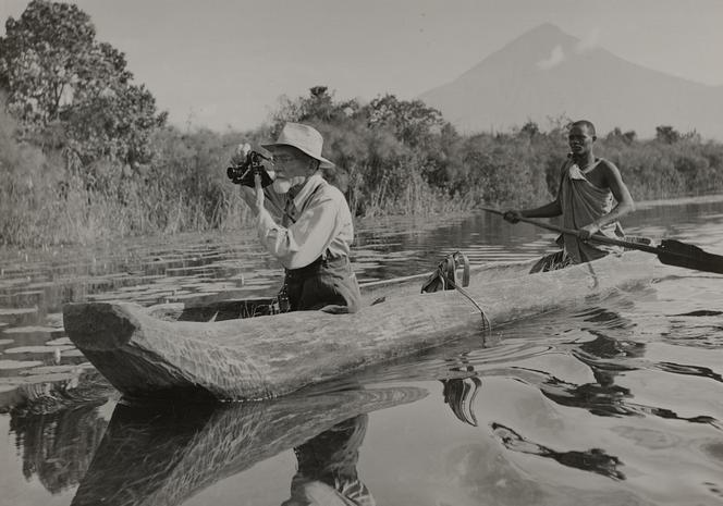 Swiss geologist Arnold Heim on an expedition to Virunga on Lake Mutanda (Uganda) in 1954. His expeditions were largely financed by oil companies. He would later become a defender of nature and a supporter of decolonization.