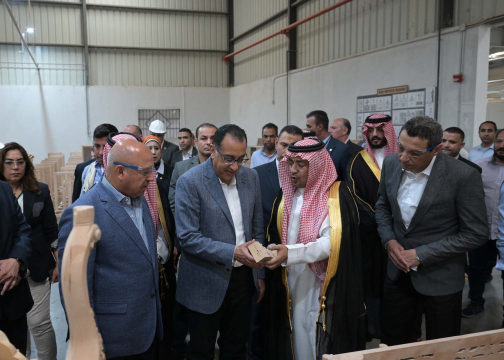 Madbouly tours manufacturing facilities in Suez 