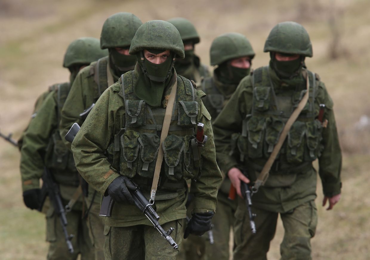 Russian soldiers, among several hundred who took positions around a Ukrainian military base, walk on the base's periphery in Perevalne, Crimea, on March 2, 2014.Russian soldiers, among several hundred who took positions around a Ukrainian military base, walk on the base's periphery in Perevalne, Crimea, on March 2, 2014.