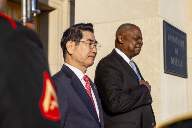 The U.S.-South Korea relationship, Defense Secretary Lloyd Austin (R) said Wednesday, “has been the foundation of peace and stability on the Korean peninsula.” The U.S., he says, is “closely tracking” DPRK troops making their way from North Korea into Russia to aid its war with Ukraine. Photo by Shawn Thew/EPA-EFE