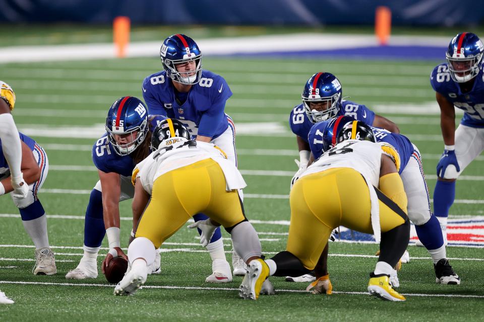 EAST RUTHERFORD, NEW JERSEY - SEPTEMBER 14: Daniel Jones #8 of the New York Giants hikes the ball against the Pittsburgh Steelers during the first quarter in the game at MetLife Stadium on September 14, 2020 in East Rutherford, New Jersey. (Photo by Al Bello/Getty Images)