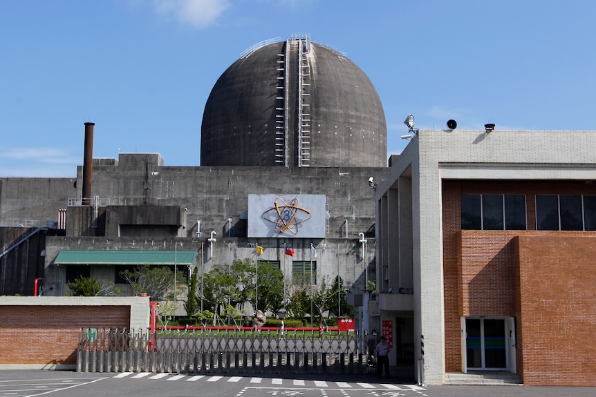 A building with a dome on top and the number 3 on a sign with circulr rings representing Atomic energy