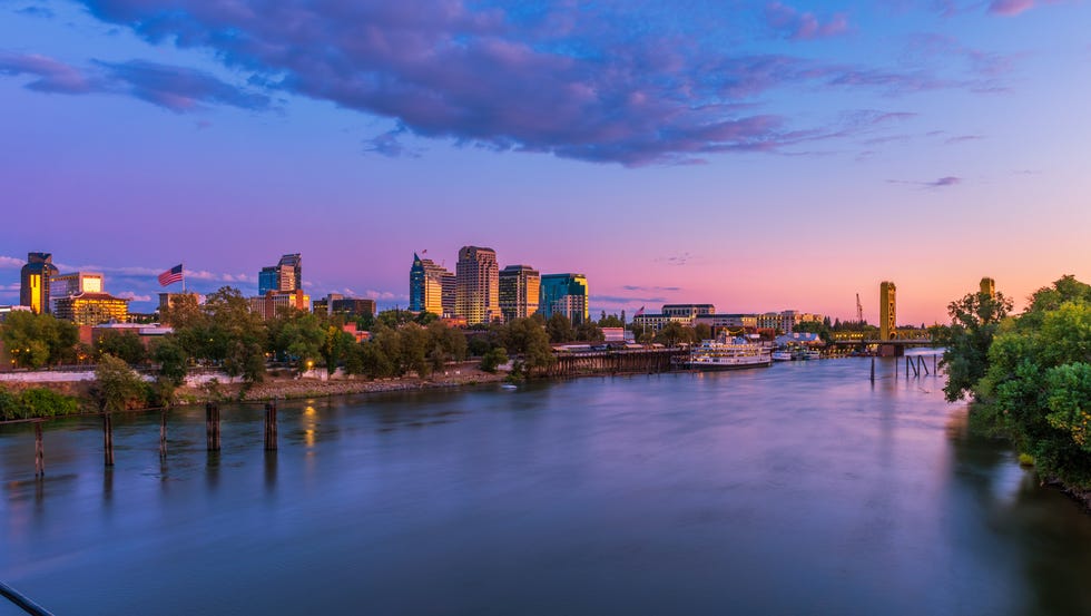 skyline of sacramento california at dusk