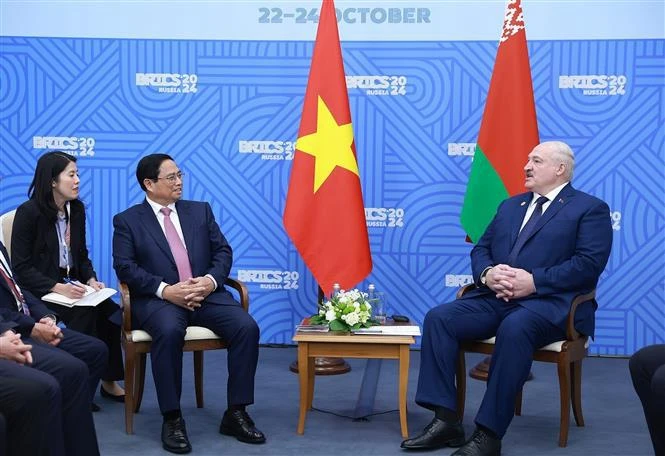 Prime Minister Pham Minh Chinh (left) meets Belarus President Aleksander Lukashenko in Kazan city of Russia on October 24. (Photo: VNA)